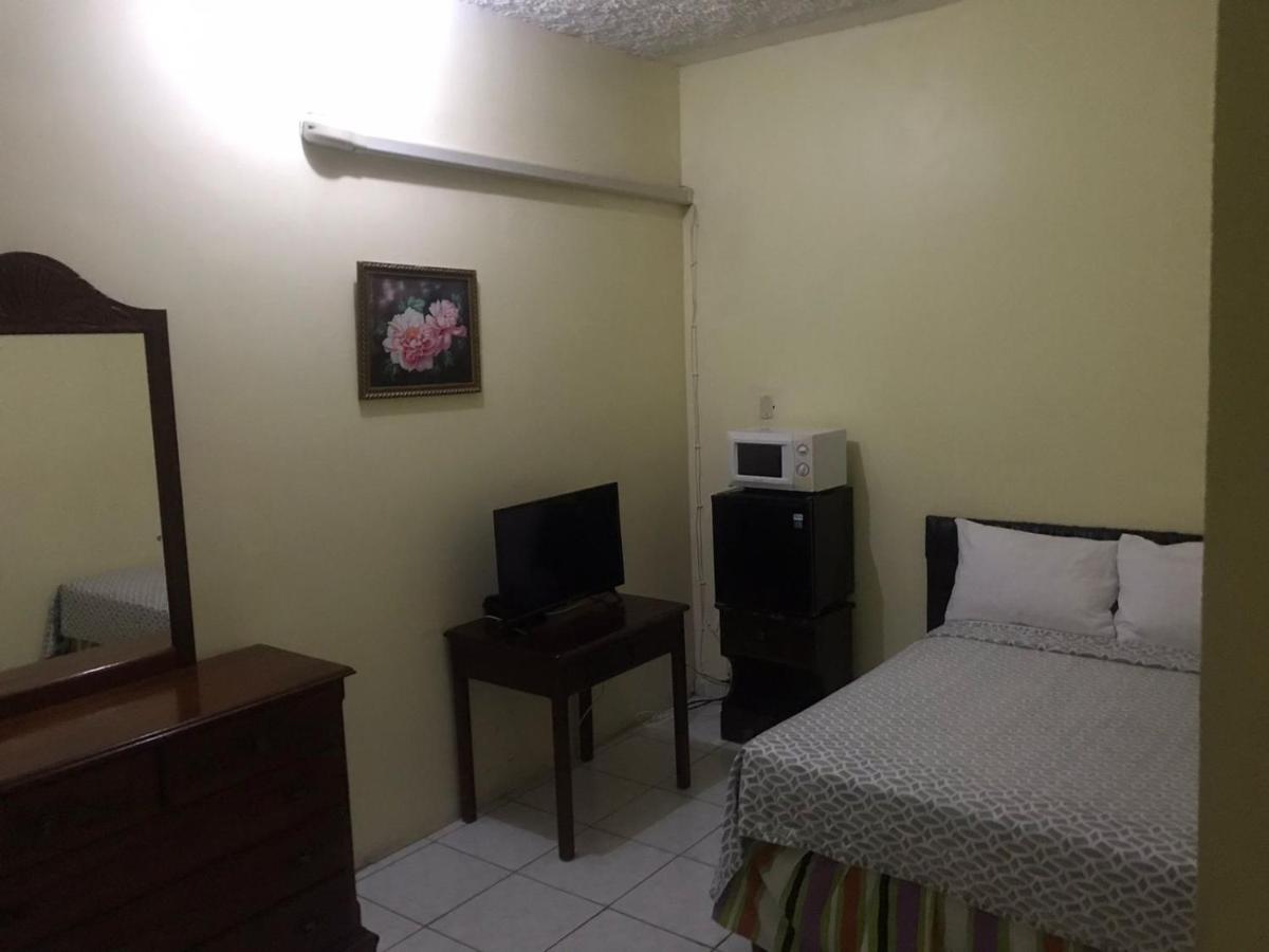 Tropical Court Hotel Montego Bay Exterior photo