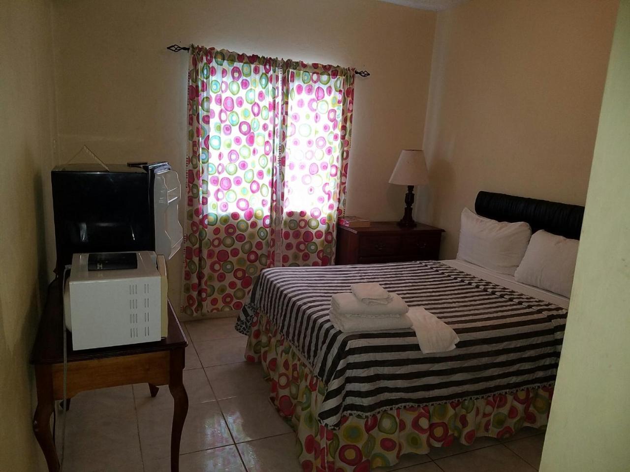 Tropical Court Hotel Montego Bay Exterior photo