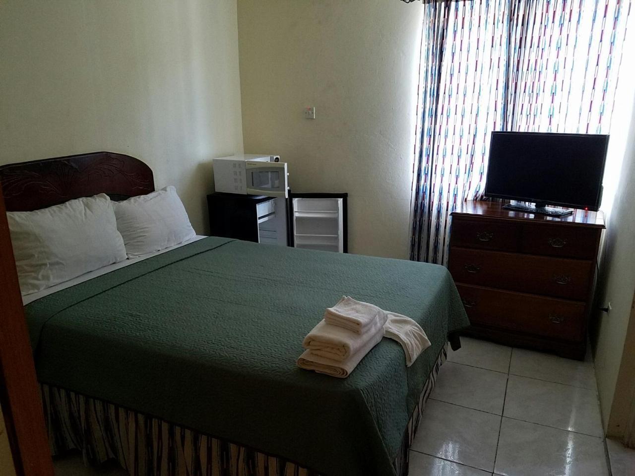 Tropical Court Hotel Montego Bay Exterior photo